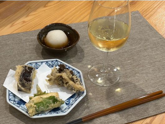 お昼からサクッと天ぷらとワインはいかがでしょうか🍷